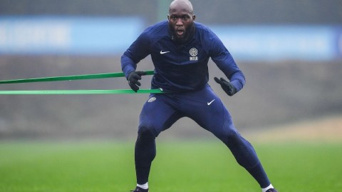 蓝黑军团厉兵秣马 卢卡库训练场展露锋芒