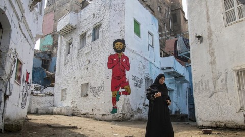 萨拉赫“上墙”！开罗街头巨型涂鸦再现经典“瑜伽”庆祝，埃及法老威仪照亮故乡