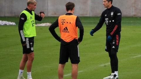 拜仁慕尼黑安联球场挥汗备战，誓夺第五冠重塑王朝荣耀