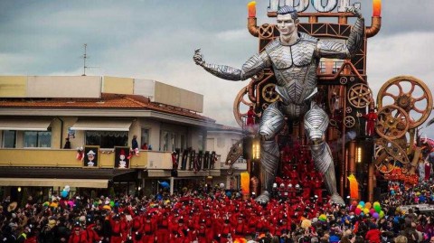 意大利狂欢节惊现钢铁机甲C罗，硬核造型完美复刻战神肌肉