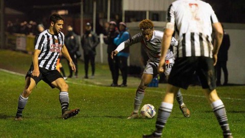 法甲联赛激战：朗斯与南特握手言和，升班马展现顽强斗志