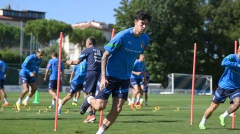 蓝衣军团备战欧国联关键战役训练场上斗志昂扬