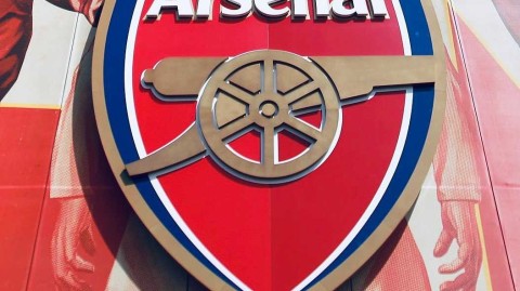 枪手主帅中招隔离，英超停摆危机下的绿茵寂静