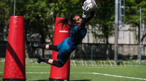 米兰玫瑰的荆棘与绽放：回望二十二一赛季那场蓄势待发的春天