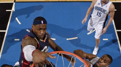 NBA季后赛烽火连天：詹姆斯霸气隔扣引爆新老王座交接