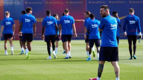 巴萨备战西甲梅西训练场演绎艺术足球蝎子摆尾技惊四座