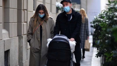 爱在梅阿查的暖阳下：埃里克森与妻子的米兰街头漫步