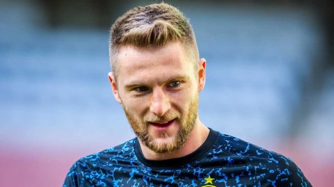 斯洛伐克钢铁卫士：什克里尼亚尔加冕2020足球先生，蓝黑基石当之无愧