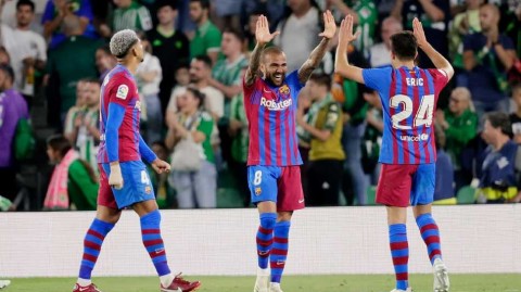 红蓝军团绝境逆转锁定欧冠席位 新老传承点燃希望之光