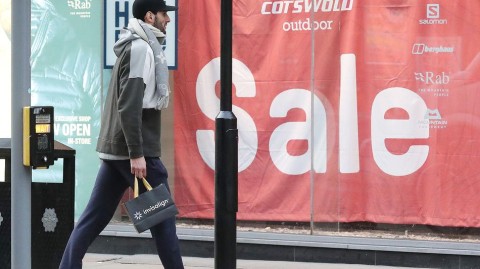 蓬蓬头落寞背影里的红魔倒计时：费莱尼转会传闻下的英国街头一瞥