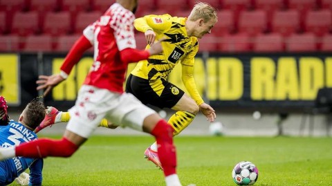 多特蒙德雨战攻克美因茨 锁定欧冠席位的关键一役