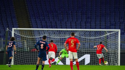 罗马雨夜枪手遭点球惊魂，十九岁萨卡救主难掩锋线之痛