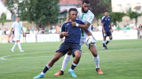 绿茵对决不分伯仲 圣埃蒂安与波尔多友谊赛握手言和