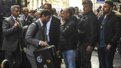 梅西率巴萨众将空降那不勒斯 西装革履难掩赛场杀气