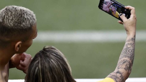 桑巴军团备战世预赛 训练间隙温情互动闪耀球场