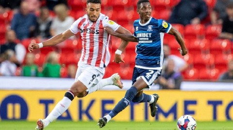 英冠赛场激情对决 斯托克城与米德尔斯堡上演二比二精彩平局