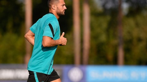 蓝黑军团备战新赛季 阿皮亚诺的兄弟情与汗水