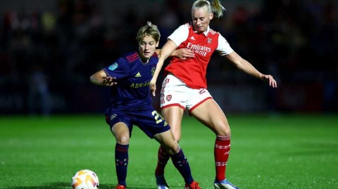 巾帼交锋鏖战酋长球场 荷英劲旅激战谱写绿茵诗篇