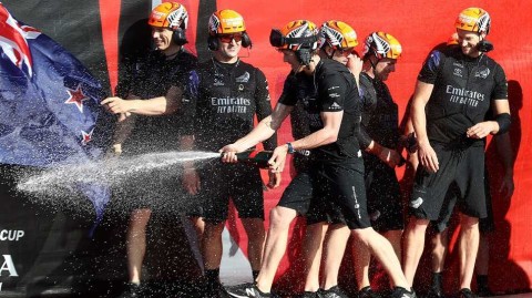 怀特玛塔港的荣光：新西兰酋长队卫冕美洲杯，铸就帆船传奇