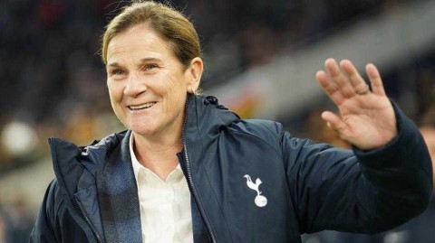 北伦敦德比见证历史时刻 女足功勋教头埃利斯现身看台