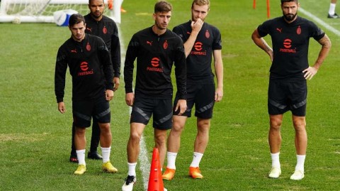 红黑军团集训备战艾米利亚 传奇现身训练场激励将士