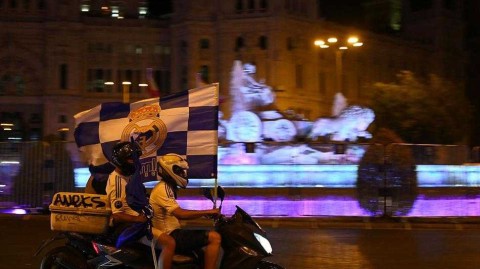 白衣胜券，荣耀归临：马德里街头那夜的无言狂欢