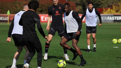 备战意甲红黑军团蓄势待发 训练场上尽显专注与活力