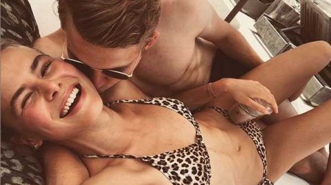 德里赫特与女友海滨度假 比基尼少女怀拥萌宠小黑猪