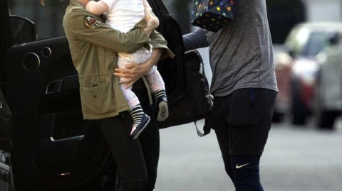 疫情下的英超主帅兰帕德 携妻女外出锻炼享受家庭时光