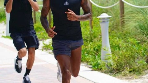 林加德迈阿密海滨挥汗如雨 度假时光坚持训练不松懈