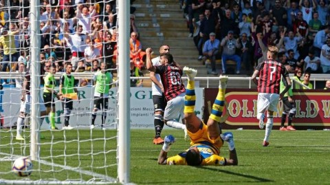 帕尔马铁桶阵逼平米兰，皮扬特克血染赛场难救主