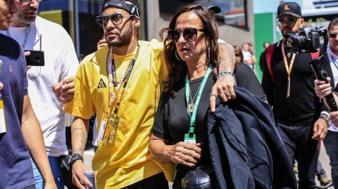 内马尔携母亮相巴塞罗那 酷炫造型点燃F1看台