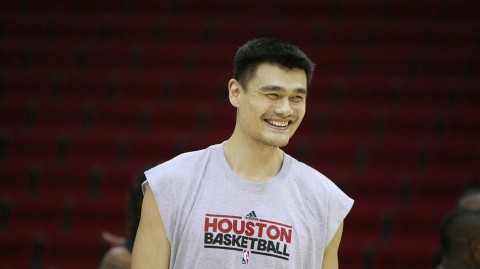 姚明重返视野！从昔日训练场欢笑到2026新岗位，大姚为何总能让人破防？