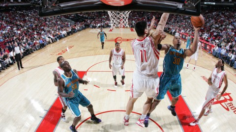 回忆经典：姚明巅峰对决保罗，火箭大战黄蜂的峥嵘岁月