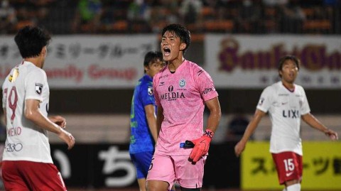 湘南雨夜掀翻鹿岛，主场爆冷收获宝贵胜利