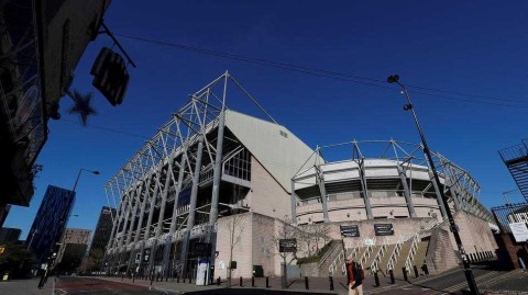 空场之下的寂静与期盼：疫情中圣詹姆斯公园球场的特殊即景