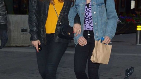 岁月不败美人：凯莉·布鲁克与闺蜜伦敦街头演绎丰盈自信的时尚韵味