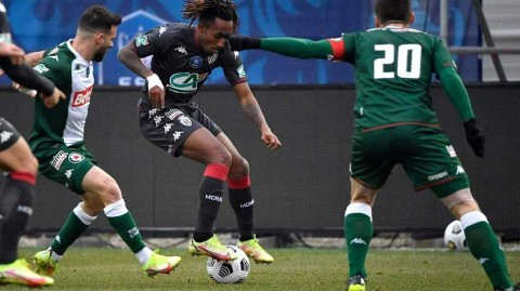 巴黎冷雨夜，星光黯淡红蓝胜