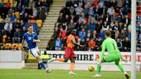 欧联杯烽火：加拉塔萨雷客场激战圣约翰斯通，精彩进球锁定胜局