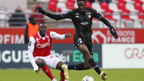 法甲赛场梅斯客胜兰斯 激烈对决定格光影瞬间