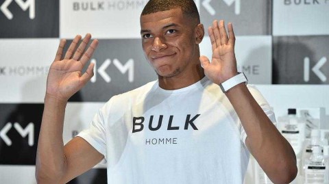 姆巴佩盛夏东京行：从招牌庆祝到漫画情缘