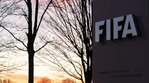 正义的跪姿：当德甲赛场成为反歧视的最前线