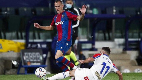 瓦伦西亚市政球场：蝙蝠军团与阿拉维斯的激烈碰撞，门线前的瞬间与平局终章