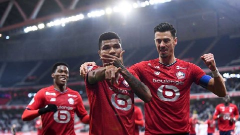 法甲赛场里尔力克洛里昂 卫冕冠军展露强势复苏