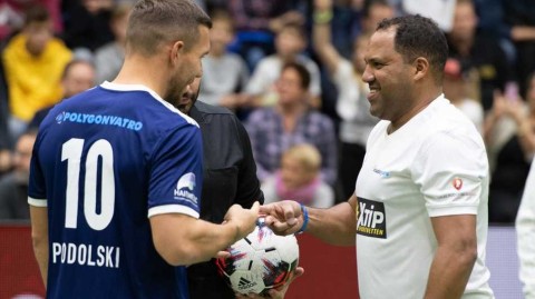 波多尔斯基室内足球名人赛 与“球形闪电”共谱北莱茵欢歌