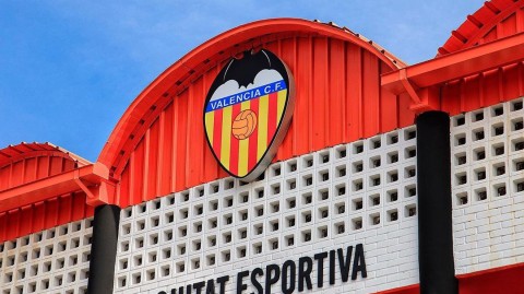 蝙蝠军团的寂静春天：瓦伦西亚五人确诊背后的足球世界停摆记忆