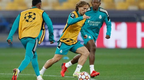 欧冠激战前夜：皇家马德里乌克兰雨夜挥汗，白衣战士静候矿工