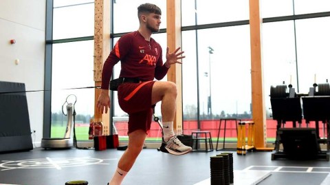 希望之光：哈维·埃利奥特重伤后首次室外训练，利物浦小将的坚韧回归之路