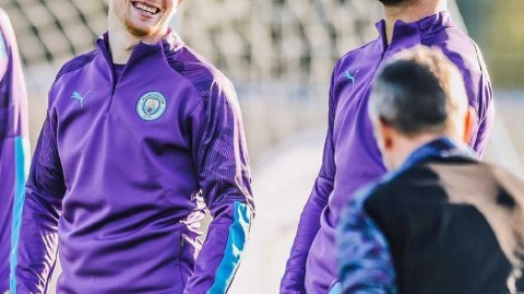 快乐至上，曼城训练场变身表情包工场