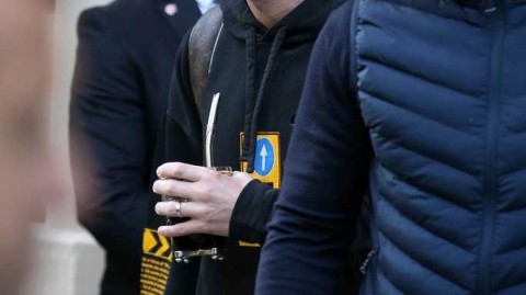 巴黎告别夜：梅西离开酒店时指尖的金色光芒